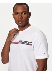 TOMMY HILFIGER - Tommy Hilfiger T-Shirt Chest Stripe MW0MW36739 Biały Regular Fit. Kolor: biały. Materiał: bawełna #5