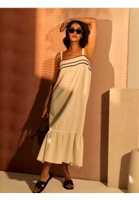 Sinsay - Bawełniana sukienka midi na ramiączkach z falbaną - kremowy. Kolor: kremowy. Materiał: bawełna. Długość rękawa: na ramiączkach. Długość: midi #1