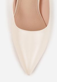 Renee - Jasnobeżowe Szpilki Vices ze Skórzaną Wkładką w Klasycznym Stylu Amorisse. Okazja: na spotkanie biznesowe. Kolor: beżowy. Materiał: skóra. Obcas: na szpilce. Styl: klasyczny #9