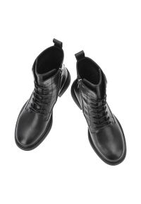 Czarne Trzewiki Filippo Modne Obuwie Damskie. Okazja: na co dzień. Zapięcie: sprzączka. Kolor: czarny. Szerokość cholewki: normalna. Wzór: aplikacja. Materiał: skóra, jeans. Obcas: na obcasie. Styl: casual, elegancki. Wysokość obcasa: niski #4