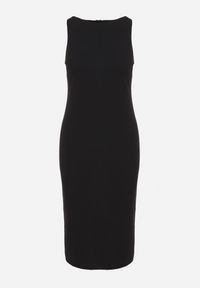 Born2be - Czarna Sukienka z Wiskozą o Dopasowanym Kroju z Rozcięciem z Tyłu Denama. Okazja: na co dzień. Kolor: czarny. Materiał: wiskoza. Styl: klasyczny, elegancki, casual