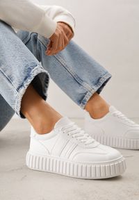 Born2be - Białe Sneakersy na Grubej Podeszwie z Tłoczeniem i Ozdobnymi Paskami Ralis. Okazja: na co dzień. Zapięcie: pasek. Kolor: biały. Materiał: jeans, dresówka #3