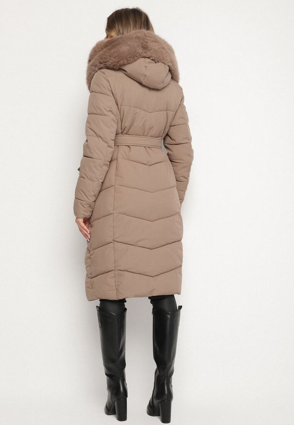 Born2be - Ciemnobeżowa Pikowana Kurtka z Futerkowym Obszyciem i Paskiem Samiria. Okazja: do pracy, na co dzień, na spotkanie biznesowe. Kolor: beżowy. Materiał: dzianina, jeans, futro, poliester. Styl: casual, klasyczny, biznesowy