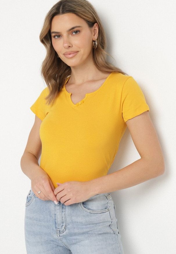 Born2be - Żółty T-shirt z Bawełny z Guzikami Liseriana. Okazja: na co dzień. Kolor: żółty. Materiał: bawełna. Styl: klasyczny, casual