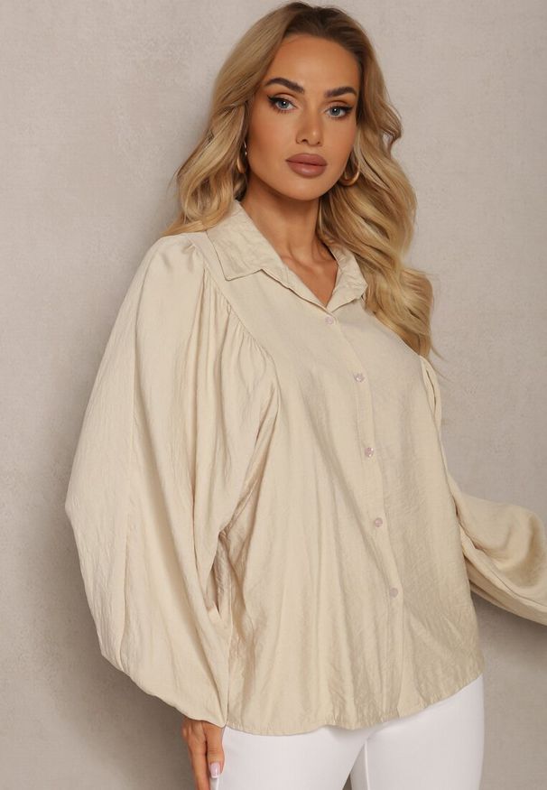 Renee - Jasnobeżowa Koszula Nietoperz z Wiskozą Caile. Okazja: na co dzień. Kolor: beżowy. Materiał: wiskoza. Styl: casual