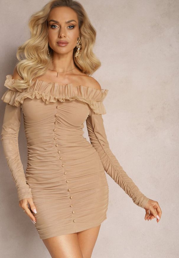 Renee - Ciemnobeżowa Dopasowana Sukienka Hiszpanka z Siateczki i Falbaną Sprlia. Typ kołnierza: dekolt hiszpanka. Kolor: beżowy