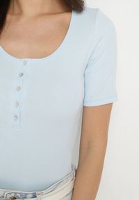 Born2be - Niebieski Prążkowany T-shirt z Bawełny Ozdobiony Guzikami Tasavia. Kolor: niebieski. Materiał: bawełna, prążkowany. Wzór: aplikacja. Sezon: lato. Styl: klasyczny