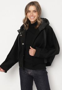Born2be - Czarna Przejściowa Kurtka z Rękawami Typu Nietoperz i Kapturem Alinee. Okazja: na spacer. Kolor: czarny. Materiał: jeans. Sezon: jesień, wiosna. Styl: klasyczny