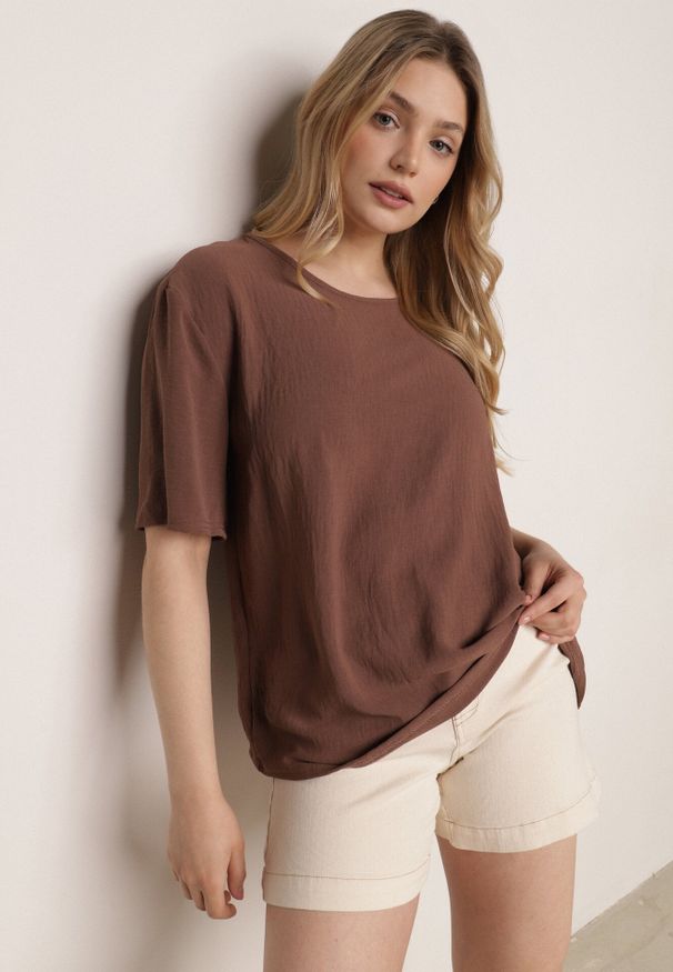 Born2be - Brązowy Minimalistyczny T-shirt z Teksturowanej Tkaniny z Bawełną Shinost. Okazja: do pracy, na co dzień. Kolekcja: plus size. Kolor: brązowy. Materiał: bawełna, tkanina. Styl: casual