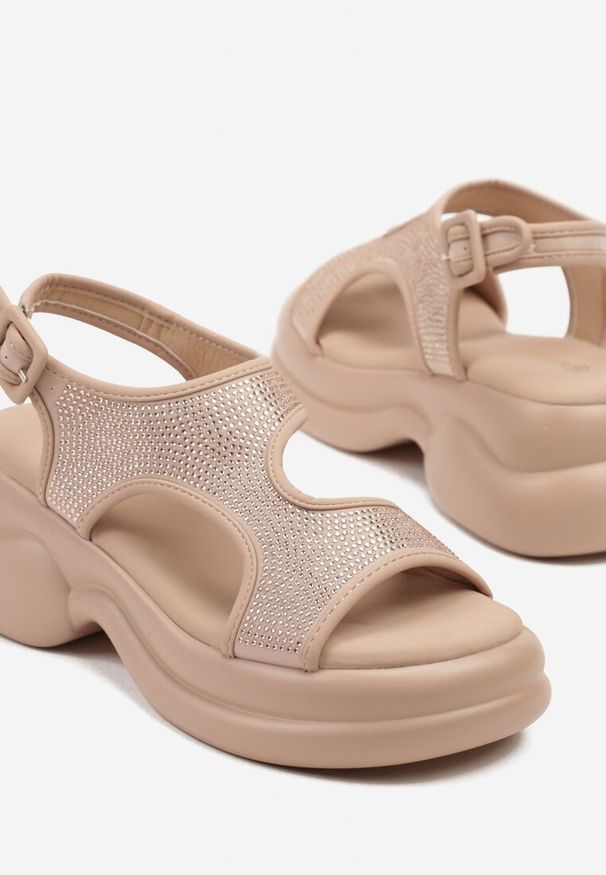Born2be - Beżowe Sandały na Grubej Podeszwie z Pianki Zdobione Cyrkoniami Idanilia. Okazja: na co dzień, na imprezę. Zapięcie: pasek. Kolor: beżowy. Materiał: jeans. Wzór: aplikacja. Sezon: lato. Styl: casual
