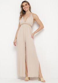 Born2be - Beżowy Kombinezon z Lnu i Wiskozy z Szerokimi Rozciętymi Nogawkami Yaneisa. Okazja: na randkę, na urodziny, na imprezę. Kolor: beżowy. Materiał: wiskoza, len. Długość rękawa: na ramiączkach. Styl: elegancki #1