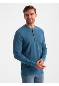 Ombre Clothing - Longsleeve męski z dzianiny waflowej zapinany pod szyją – niebieski denim V4. Okazja: na co dzień. Typ kołnierza: typu henley. Kolor: niebieski. Materiał: denim, dzianina. Długość rękawa: długi rękaw. Długość: długie. Styl: casual