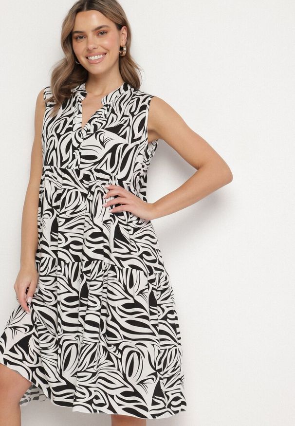 Born2be - Czarna Bawełniana Rozkloszowana Sukienka z Geometrycznym Wzorem Annivaria. Okazja: na co dzień. Typ kołnierza: dekolt w kształcie V. Kolor: czarny. Materiał: bawełna. Wzór: geometria. Typ sukienki: rozkloszowane. Styl: klasyczny, casual, elegancki