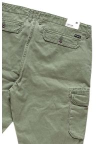 Wrangler - SPODENKI MĘSKIE WRANGLER CARGO SHORT MOSS GREEN W15DKC330 112126787. Materiał: materiał #3