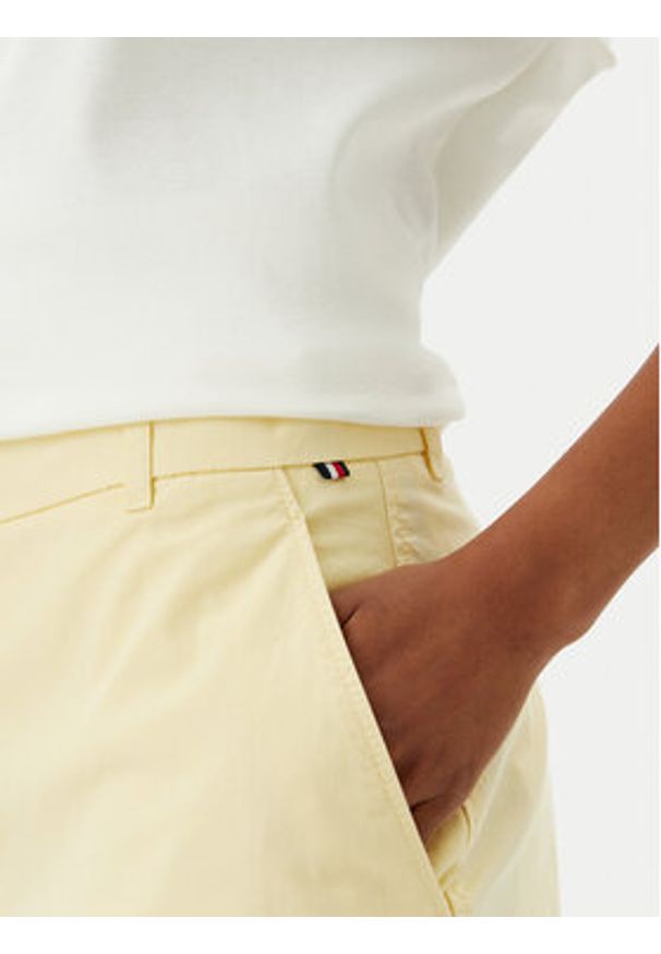 TOMMY HILFIGER - Tommy Hilfiger Szorty materiałowe WW0WW42457 Żółty Regular Fit. Kolor: żółty. Materiał: bawełna