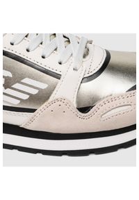 Emporio Armani - EMPORIO ARMANI Złote sneakersy damskie z białym logo. Kolor: złoty. Materiał: zamsz, materiał, skóra. Szerokość cholewki: normalna #3