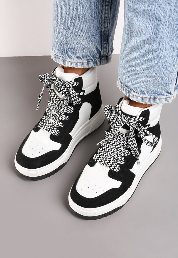 Renee - Czarne Sneakersy na Platformie z Wysoką Cholewką Ozdobione Perforacją Mivaria. Wysokość cholewki: przed kolano. Kolor: czarny. Materiał: jeans. Szerokość cholewki: normalna. Wzór: aplikacja. Obcas: na platformie