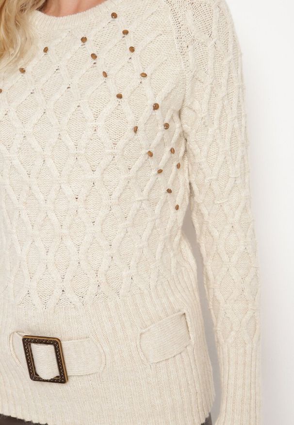 Born2be - Jasnobeżowy Sweter Ozdobiony Tłoczeniem i Paskiem Kortissta. Okazja: na co dzień. Kolor: beżowy. Materiał: jeans. Długość rękawa: długi rękaw. Długość: długie. Wzór: aplikacja. Styl: casual, klasyczny