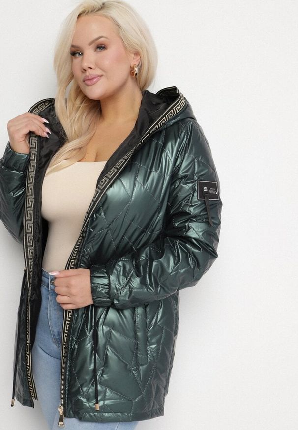 Born2be - Ciemnozielona Kurtka Pikowana Parka z Nieodpinanym Kapturem Oferra. Kolekcja: plus size. Kolor: zielony