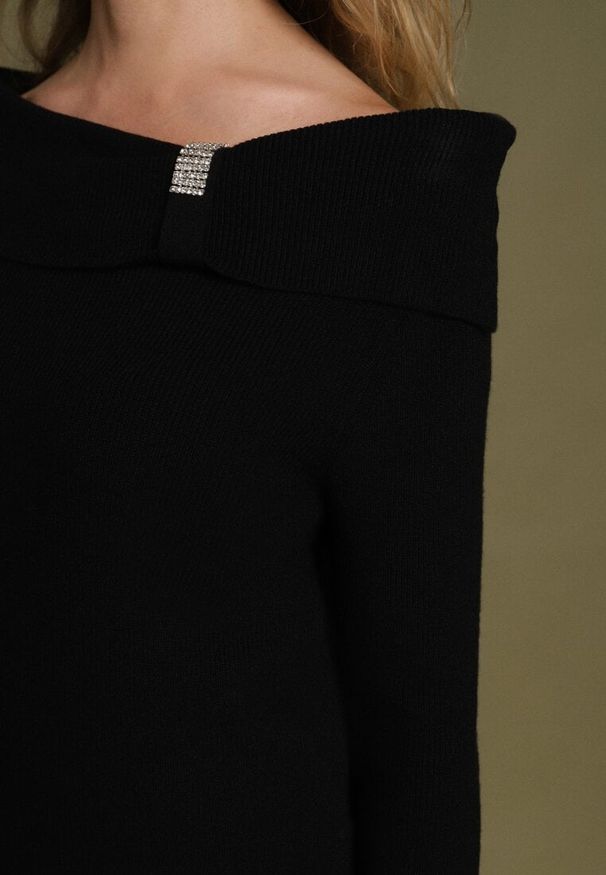 Born2be - Czarny Sweter z Wiskozą Ozdobiony Cyrkoniową Aplikacją Marrise. Okazja: na co dzień. Kolor: czarny. Materiał: wiskoza. Wzór: aplikacja. Styl: casual, glamour, elegancki