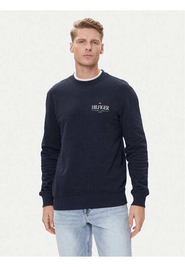 TOMMY HILFIGER - Tommy Hilfiger Bluza Stacked MW0MW39376 Granatowy Regular Fit. Kolor: niebieski. Materiał: bawełna