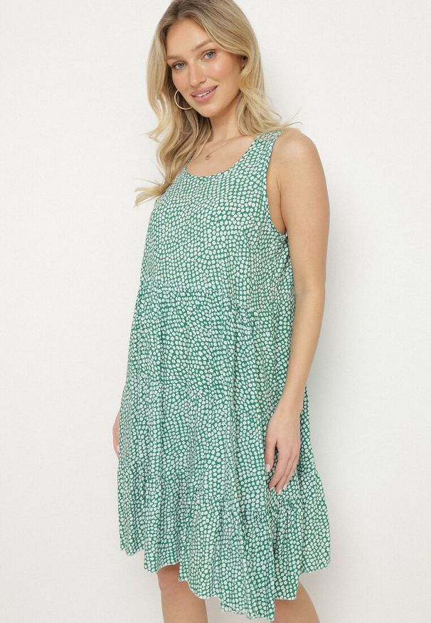 Born2be - Zielona Rozkloszowana Bawełniana Sukienka z Falbanami w Kwiaty Zeolane. Okazja: na spacer, na co dzień. Kolor: zielony. Materiał: bawełna. Wzór: kwiaty. Sezon: wiosna. Typ sukienki: proste. Styl: casual, elegancki