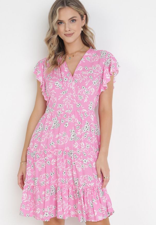 Born2be - Różowa Sukienka Rozkloszowana z Falbankami Pillia. Typ kołnierza: kołnierz z falbankami. Kolor: różowy. Typ sukienki: kopertowe. Długość: mini