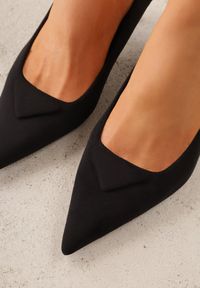 Born2be - Czarne Czółenka VICES na Kaczuszce z Trójkątną Aplikacją na Nosku Zenia. Okazja: na co dzień. Kolor: czarny. Materiał: jeans. Wzór: aplikacja. Obcas: na szpilce. Styl: casual, elegancki, klasyczny. Wysokość obcasa: średni #7