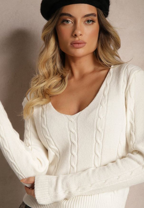 Renee - Jasnobeżowy Sweter z Ozdobnym Tłoczeniem i Trójkątnym Dekoltem Attenora. Okazja: na spotkanie biznesowe, do pracy, na co dzień. Kolor: beżowy. Materiał: jeans. Długość rękawa: długi rękaw. Długość: długie. Styl: biznesowy, elegancki, casual