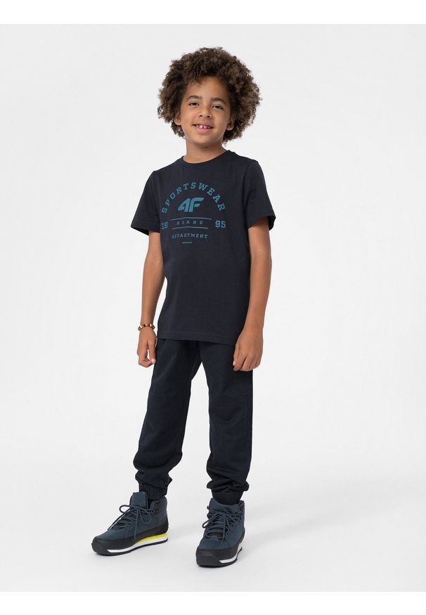 4F JUNIOR - Spodnie casual joggery chłopięce. Okazja: na co dzień. Kolor: niebieski. Materiał: bawełna, tkanina. Styl: casual