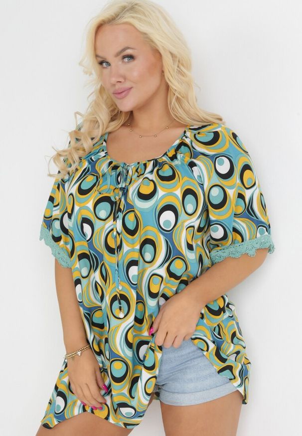 Born2be - Żółto-Zielona Tunika z Wiązaniem przy Dekolcie i Koronkowymi Rękawami Ollieni. Kolekcja: plus size. Kolor: żółty. Materiał: koronka. Długość rękawa: krótki rękaw. Długość: krótkie. Sezon: wiosna, lato