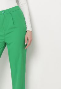 Born2be - Zielone Spodnie o Klasycznym Fasonie z Podwiniętymi Nogawkami z Ukrytym Suwakiem Wilelma. Kolor: zielony. Sezon: wiosna. Styl: klasyczny #6