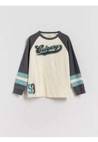 Reserved - Bawełniany longsleeve - złamana biel. Materiał: bawełna. Długość rękawa: długi rękaw