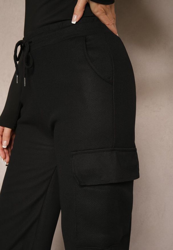 Renee - Czarne Szerokie Spodnie Dresowe Cargo High Waist w Stylu Cargo z Ociepleniem Sevifra. Okazja: na co dzień. Stan: podwyższony. Kolor: czarny. Materiał: dresówka. Długość: długie. Styl: casual