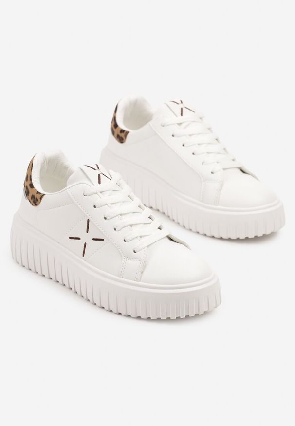 Born2be - Białe Panterkowe Sneakersy na Grubej Tłoczonej Podeszwie z Brokatem Nusandra. Okazja: na co dzień. Kolor: biały. Materiał: jeans. Wzór: aplikacja