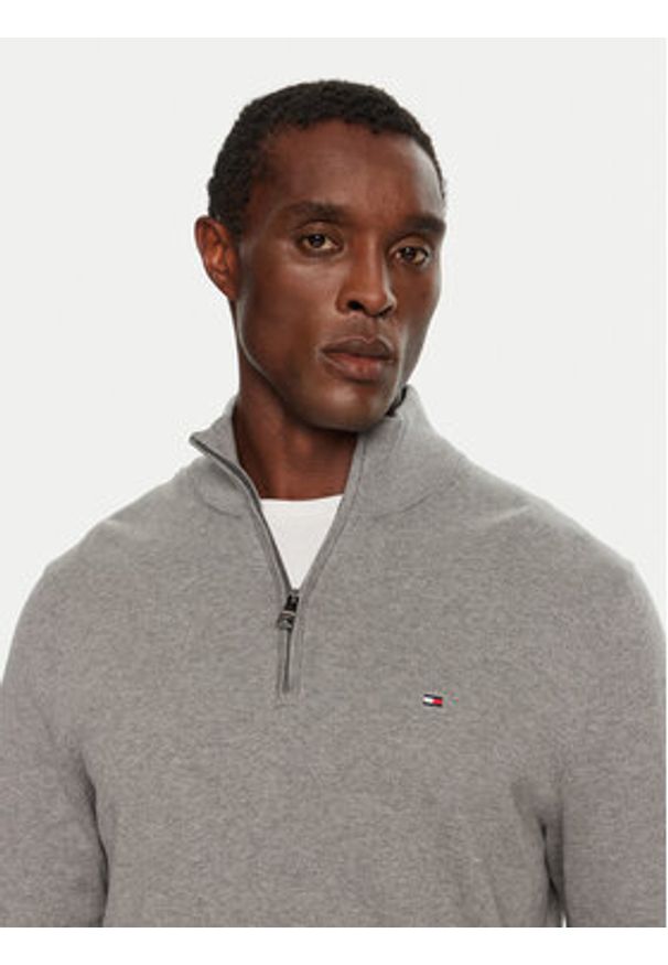 TOMMY HILFIGER - Tommy Hilfiger Sweter Essential MW0MW37331 Szary Regular Fit. Kolor: szary. Materiał: bawełna