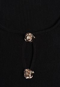 Born2be - Czarna Sweterkowa Sukienka Dopasowana z Wiskozy z Falbankami i Guzikami Nevinndra. Okazja: na co dzień. Typ kołnierza: kołnierz z falbankami. Kolor: czarny. Materiał: wiskoza. Typ sukienki: proste. Styl: casual, elegancki #3