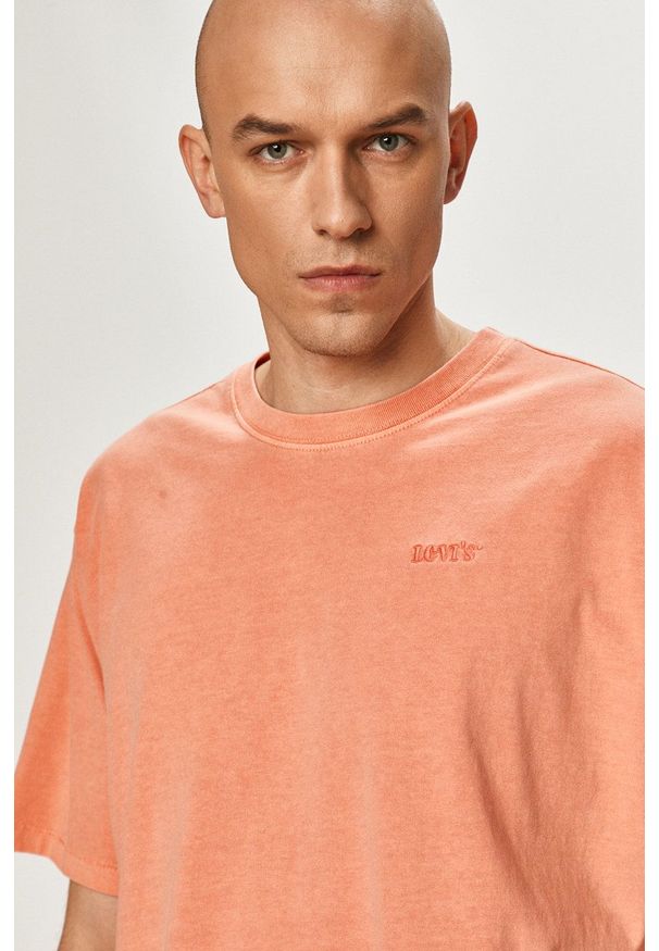 Levi's® - Levi's - T-shirt. Okazja: na co dzień, na spotkanie biznesowe. Kolor: pomarańczowy. Materiał: dzianina. Wzór: gładki. Styl: biznesowy, casual