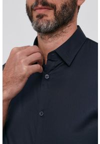 Armani Exchange - Koszula bawełniana. Typ kołnierza: kołnierzyk klasyczny. Kolor: niebieski. Materiał: bawełna. Długość rękawa: długi rękaw. Długość: długie. Styl: klasyczny