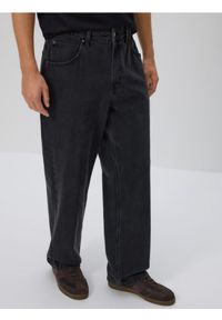 Reserved - Jeansy loose z efektem sprania - czarny. Kolor: czarny