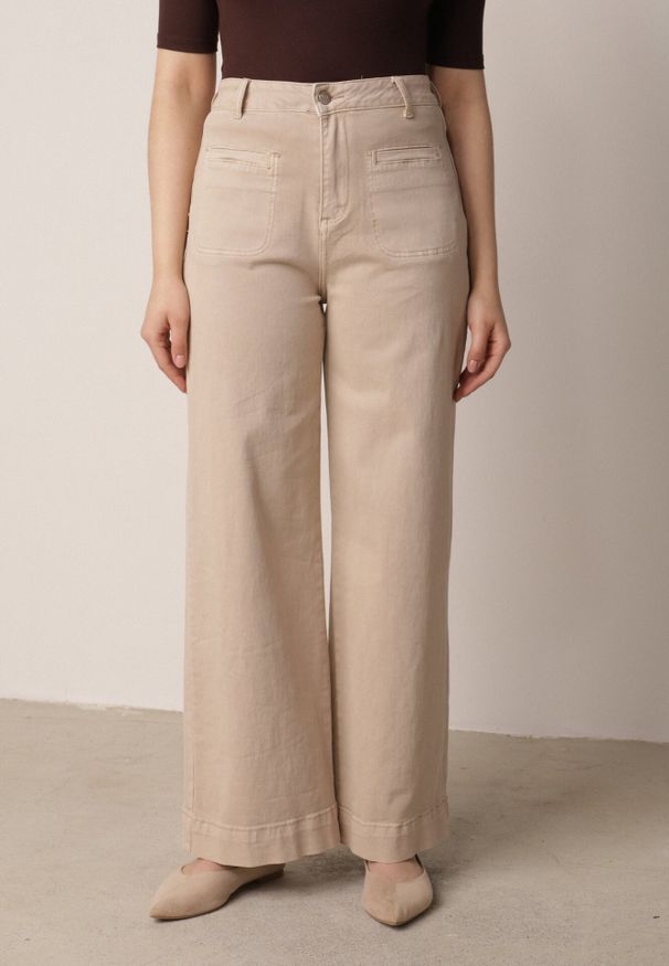 Born2be - Beżowe Bawełniane Jeansy z Szeroką Nogawką i Ozdobnymi Kieszeniami Ginorvienne. Okazja: na co dzień. Stan: podwyższony. Kolor: beżowy. Styl: elegancki, casual, wizytowy