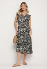 Born2be - Czarna Bawełniana Sukienka o Rozkloszowanym Kroju z Falbanami i Dekoltem w Serek Ifforine. Okazja: na co dzień. Typ kołnierza: dekolt w serek. Kolor: czarny. Materiał: bawełna. Styl: casual, elegancki #5