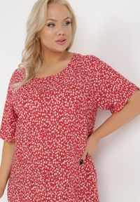 Born2be - Czerwona Bluzka z Wiskozy Maerelaia. Kolekcja: plus size. Kolor: czerwony. Materiał: wiskoza. Długość: krótkie. Wzór: kwiaty. Sezon: lato #4