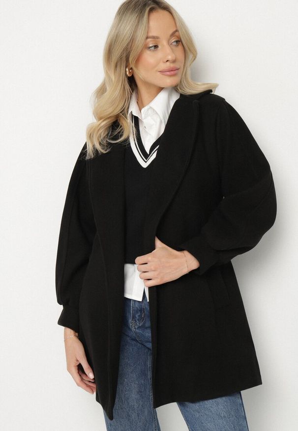 Born2be - Czarny Płaszcz z Wiązanym Paskiem i Bufiastym Rękawem Imgrucu. Typ kołnierza: kołnierzyk stójkowy. Kolor: czarny. Materiał: tkanina, jeans. Długość: długie. Sezon: jesień, wiosna