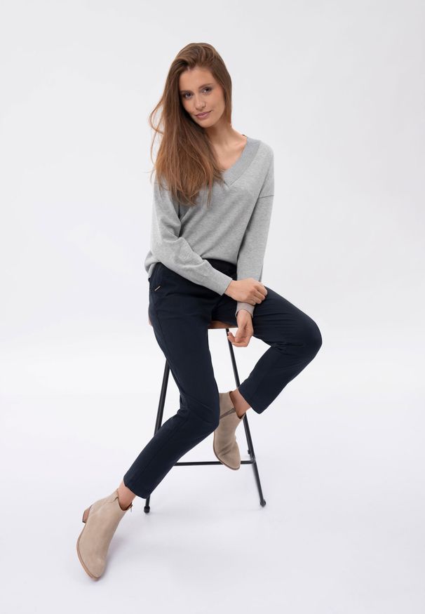 Volcano - Luźny sweter z dekoltem w serek S-JOY. Okazja: na co dzień. Typ kołnierza: dekolt w serek. Materiał: prążkowany, dzianina, jeans. Długość: krótkie. Wzór: gładki. Styl: casual, elegancki