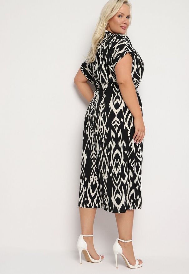 Born2be - Czarna Rozkloszowana Sukienka z Koszulową Górą i Materiałowym Paskiem w Talii Jasefia. Okazja: na co dzień. Kolekcja: plus size. Kolor: czarny. Materiał: materiał. Wzór: aplikacja. Typ sukienki: koszulowe. Styl: casual