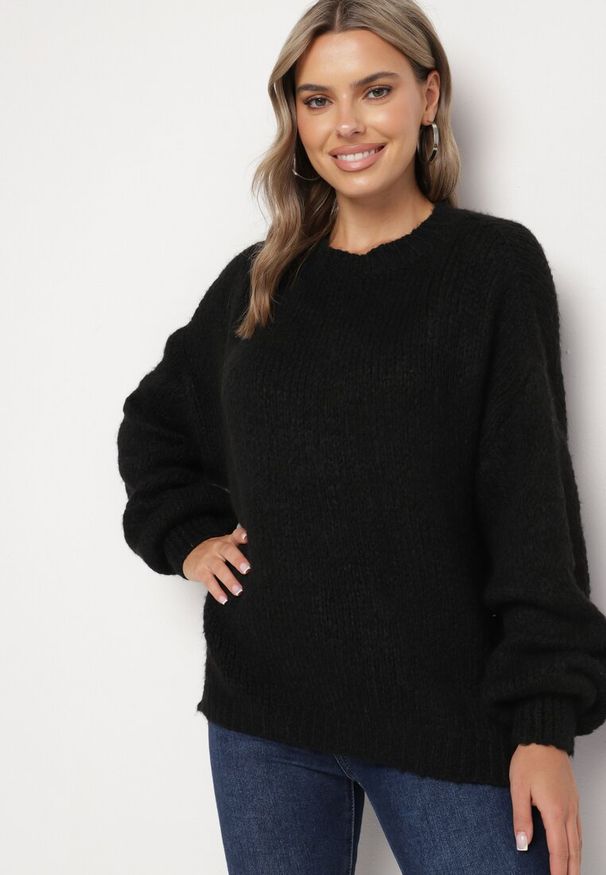 Born2be - Czarny Sweter o Klasycznym Prostym Kroju z Domieszką Wełny i Wiskozy Sezisya. Okazja: na co dzień. Kolor: czarny. Materiał: wiskoza, wełna. Długość rękawa: długi rękaw. Długość: długie. Wzór: aplikacja. Sezon: jesień, zima. Styl: klasyczny
