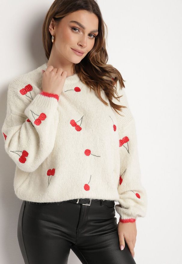 Born2be - Jasnobeżowy Sweter z Domieszką Wełny z Motywem Wisienek Sintovia. Okazja: na co dzień. Kolor: beżowy. Materiał: wełna. Styl: casual
