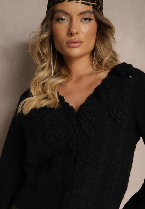 Renee - Czarny Kardigan z Domieszką Wełny z Aplikacjami w Kształcie Kwiatów Vaimina. Kolor: czarny. Materiał: wełna. Wzór: kwiaty, aplikacja. Sezon: zima