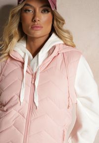 Renee - Różowa Kamizelka z Odpinanym Kapturem Ozdobiona Pikowanym Wzorem Saritha. Okazja: na co dzień, na spacer. Kolor: różowy. Materiał: jeans. Wzór: aplikacja. Styl: casual, elegancki